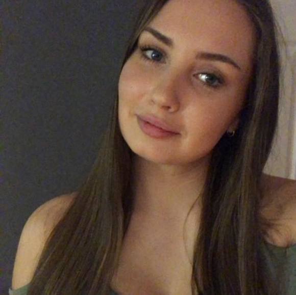 Profile Picture of Julia Dipillo (@jdip21) on Poshmark