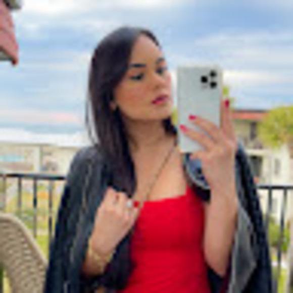 Laura Amicucci - Poshmark Profile Picture of Laura Amicucci (@laura_amicucci) on Poshmark