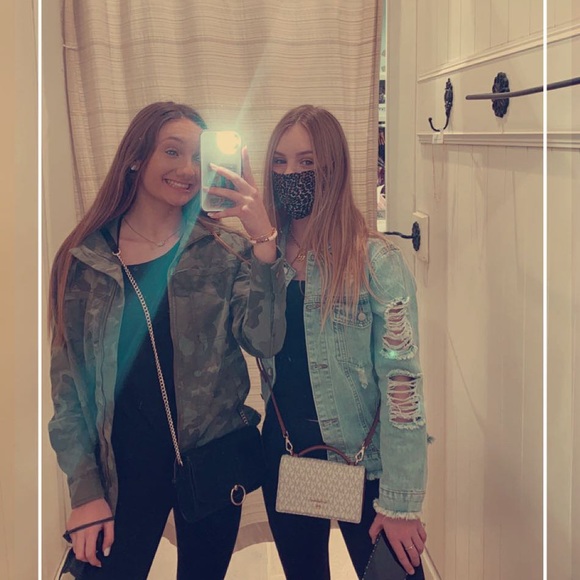 Profile Picture of Alexis Pecararo (@a_pecararo) on Poshmark