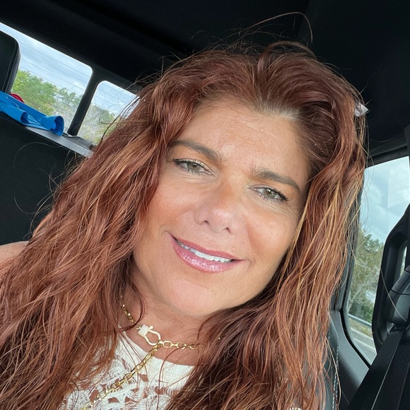 Profile Picture of Claudia Lalinde (@claudialalinde) on Poshmark