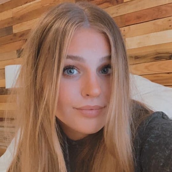 Profile Picture of Grace Piepenbrink (@gpiepenbrink) on Poshmark