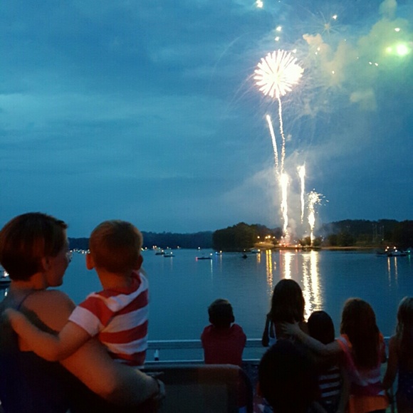 Profile Picture of Daniel Molton (@dmolton) on Poshmark