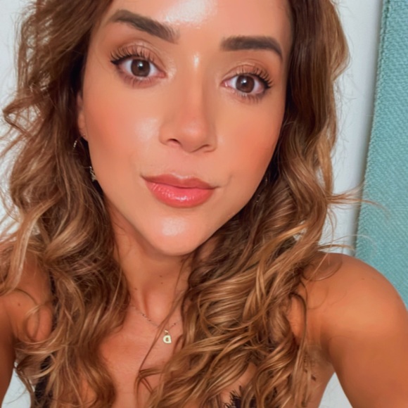 Profile Picture of Daniela Lopera (@dlopgal) on Poshmark