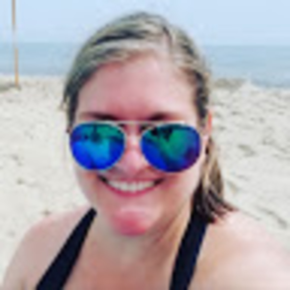 Profile Picture of Amy Odhner (@amyode2071) on Poshmark