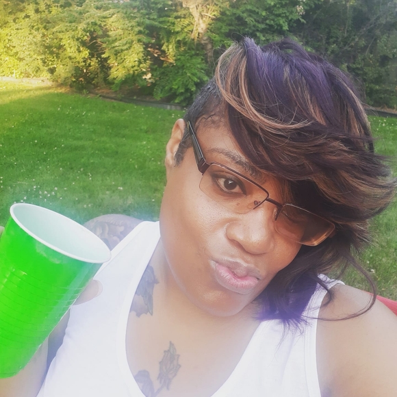 Profile Picture of Stephanie Barnes (@sybarnes) on Poshmark