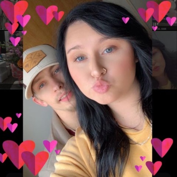 Profile Picture of Hannah Archer (@hannaharcher166) on Poshmark