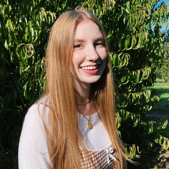 Profile Picture of Hannah Jenson (@hannahgjenson) on Poshmark