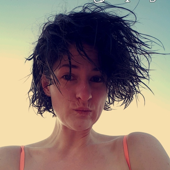 Profile Picture of Kim Devries (@kimak13) on Poshmark