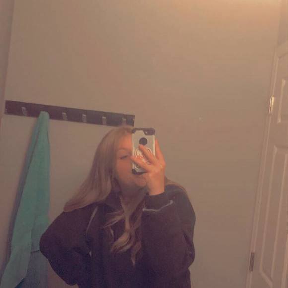 Profile Picture of Jordyn Tempelaars (@jtempelaars) on Poshmark