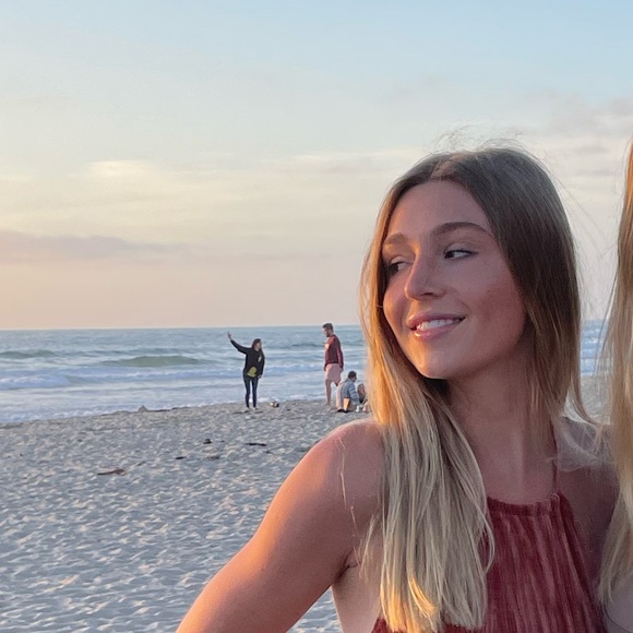 Profile Picture of Olivia Marsh (@oliviadmarsh) on Poshmark