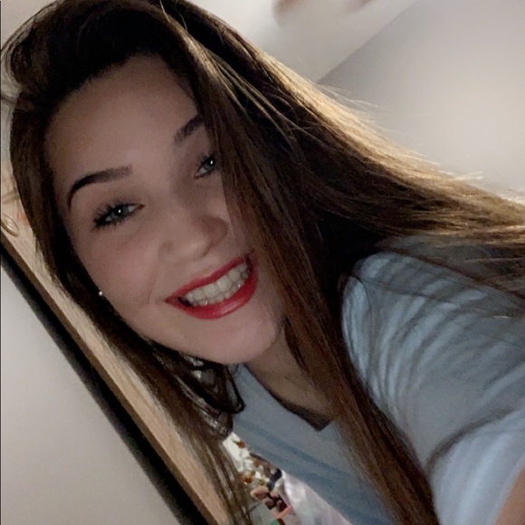 Profile Picture of Shyanne Ledsome (@shyanneledsome) on Poshmark