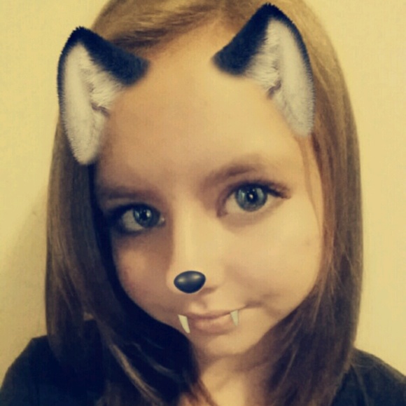 Profile Picture of Savannah Perkins (@savvy_faye) on Poshmark