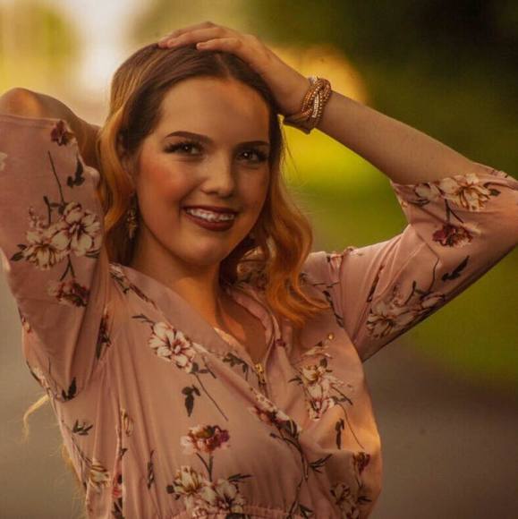 Profile Picture of Alexis Essig (@alexisessig) on Poshmark