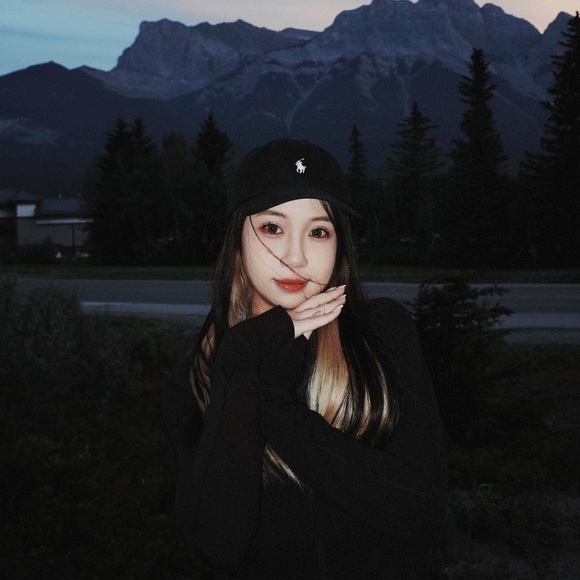 Profile Picture of Vivian Choi (@viviankiki21) on Poshmark