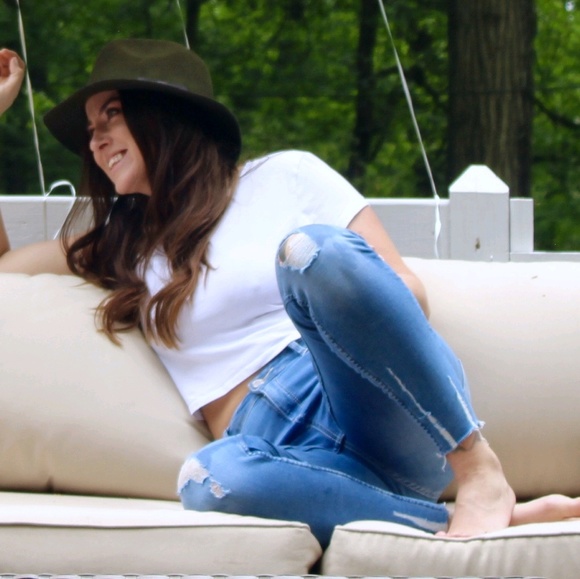 Profile Picture of Cora Delibertis (@cdelibertis) on Poshmark