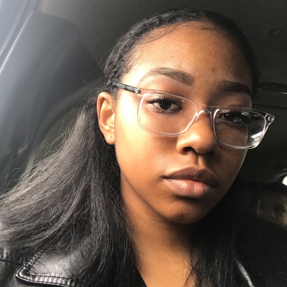 Profile Picture of April Thompson (@aprilapril915) on Poshmark