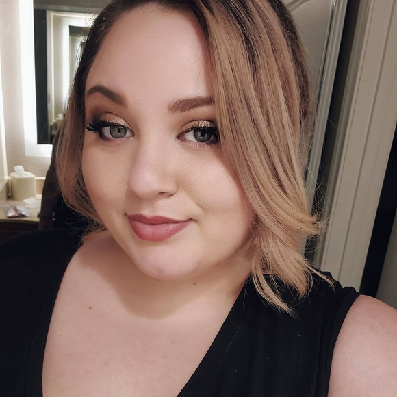 Profile Picture of Jessie Mathias (@itszlykewhoa) on Poshmark