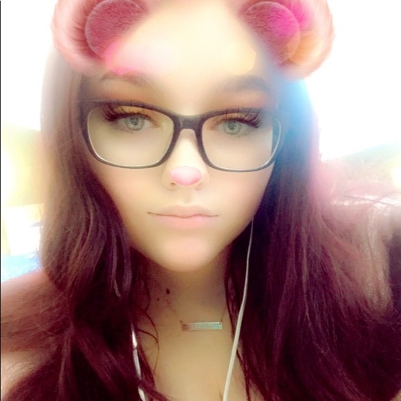 Profile Picture of Julia Sambach (@juliaaa528) on Poshmark