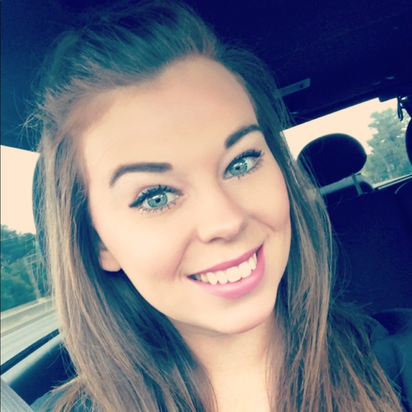 Profile Picture of Katie Westerfield (@katiew2018) on Poshmark