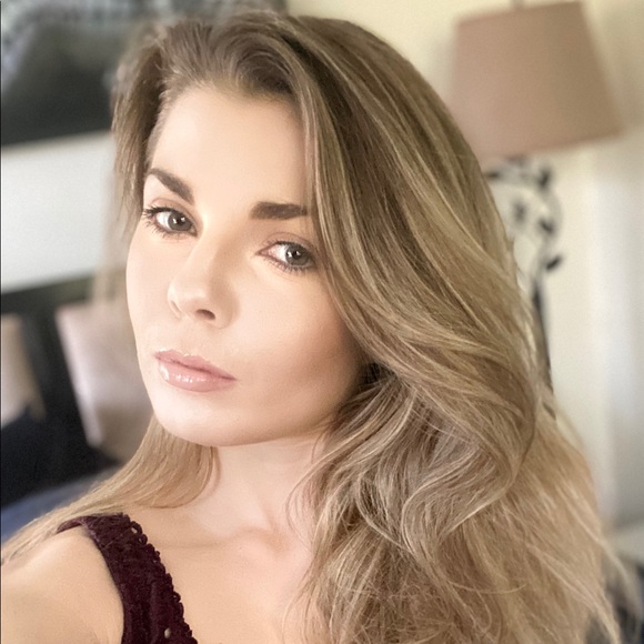 Profile Picture of Cara Workinger (@cara_workinger) on Poshmark