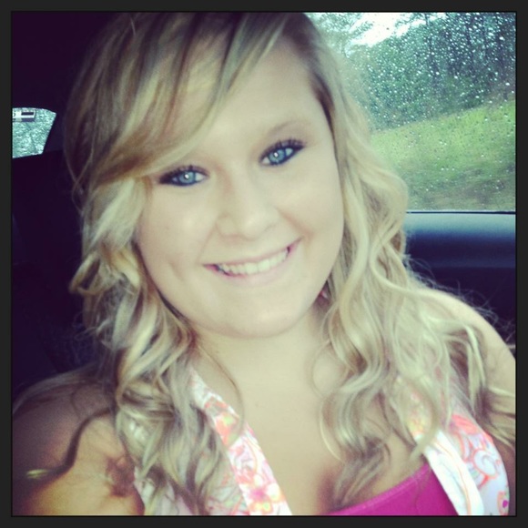 Profile Picture of Taylor Mciver (@tmciver93) on Poshmark