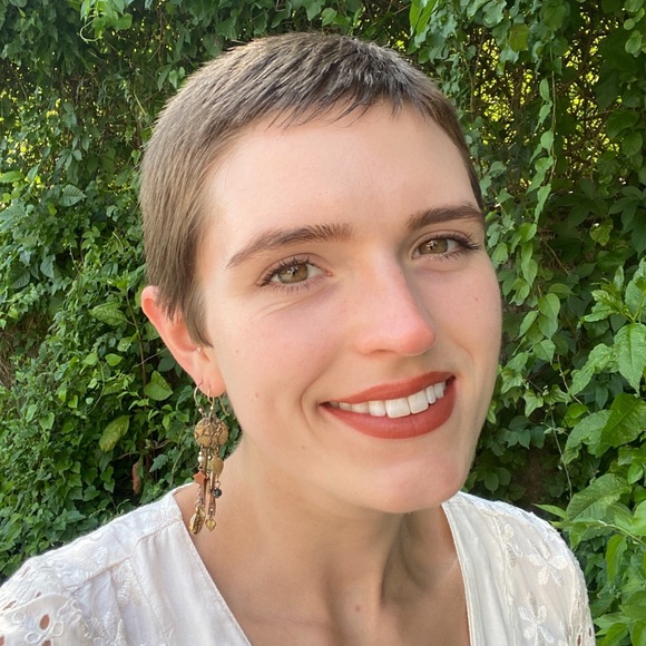 Profile Picture of Dana Stopinski (@danahunterr) on Poshmark