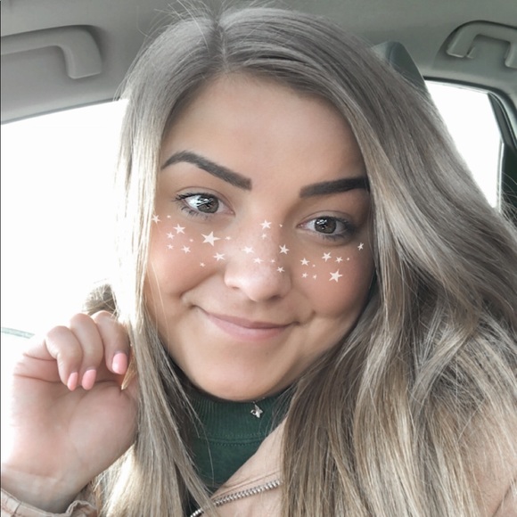 Profile Picture of Ellie Huttner (@ellie_hutts) on Poshmark