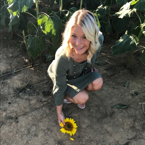 Profile Picture of Jasmine Summers (@summers1414) on Poshmark