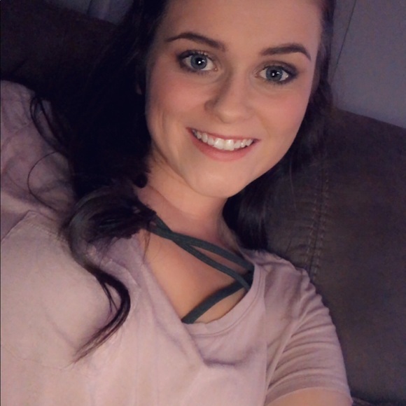 Profile Picture of Taylor Weaver (@tweaver1014) on Poshmark