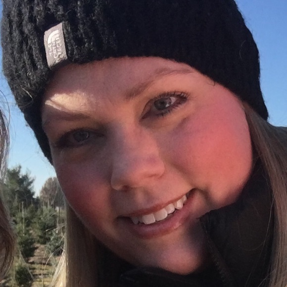 Profile Picture of Lisa Chiuchiarelli (@ljchiuch) on Poshmark