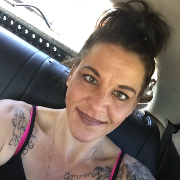 Profile Picture of Lori Lobaugh (@loriannlobaugh) on Poshmark