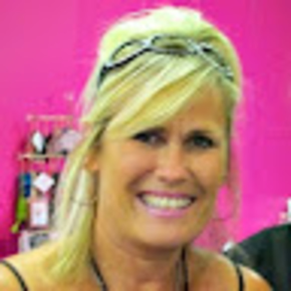 Profile Picture of Felicia Lanquist (@flanquist) on Poshmark