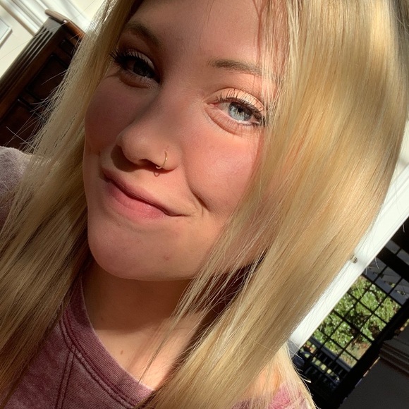 Profile Picture of Gibbe Gibson (@gibbesart) on Poshmark