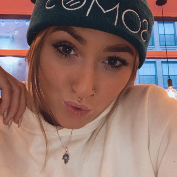 Profile Picture of Emily Grindell (@embellum) on Poshmark