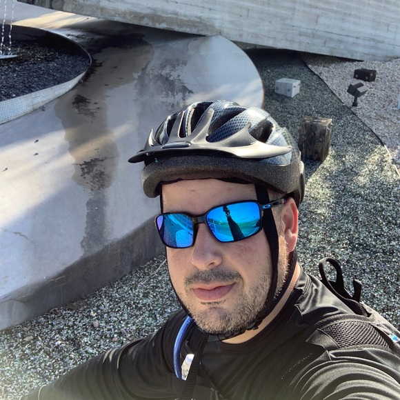 Profile Picture of Jonathan Vela (@jonavela11) on Poshmark