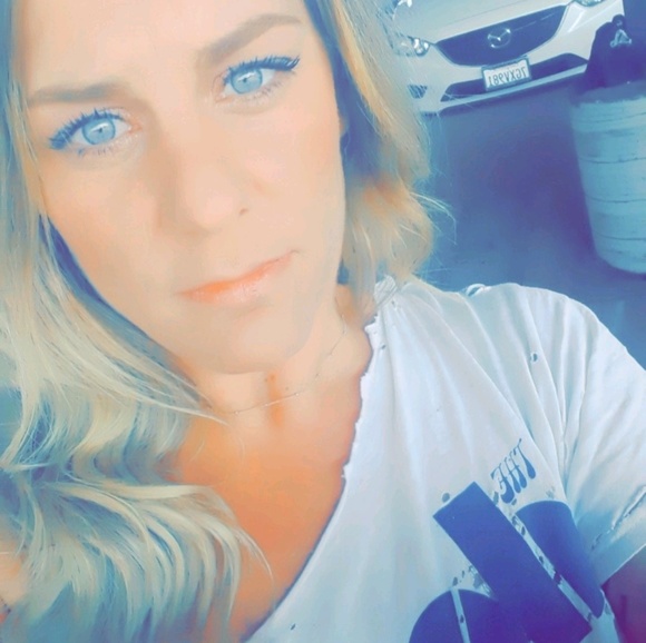 Profile Picture of Ash Depierro (@depierroash) on Poshmark