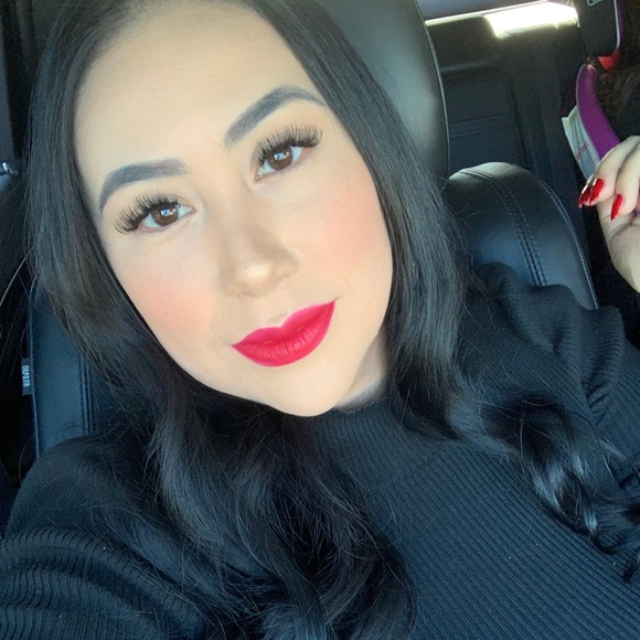 Profile Picture of Julianna Vazquez (@silverjulianna) on Poshmark