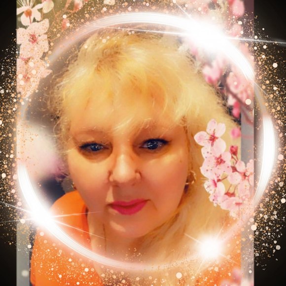 Profile Picture of Alice Jakubczyk (@alicejakubczyk) on Poshmark