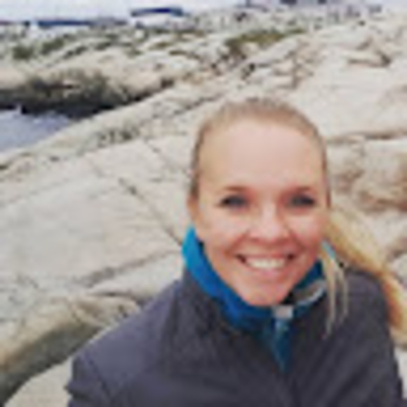 Profile Picture of Holly Pharoah (@hpharoah) on Poshmark