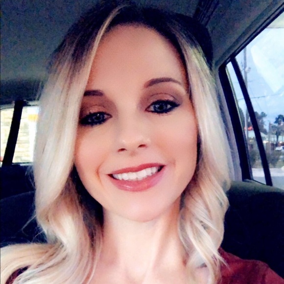 Profile Picture of Danielle Perry (@perrylkcty) on Poshmark