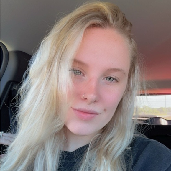 Profile Picture of Alexa Vanness (@alexavanness23) on Poshmark