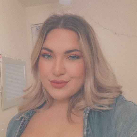 Profile Picture of Farrya Sandmann (@fcos4321) on Poshmark