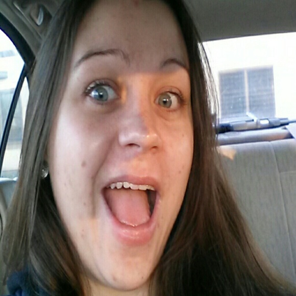 Profile Picture of Danielle Buseman (@daniellel86) on Poshmark