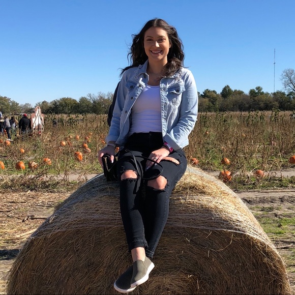 Profile Picture of Hailey Lamonica (@hailey_lamonica) on Poshmark