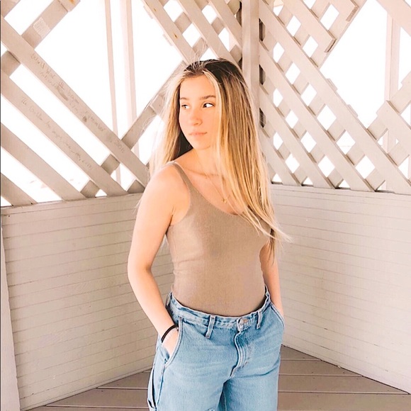 Profile Picture of Joanna Van steenbergen (@jojollyn) on Poshmark