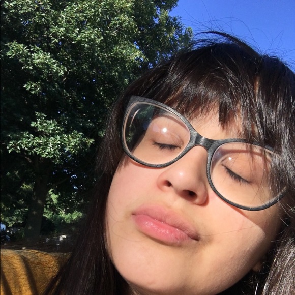 Profile Picture of Olivia Best (@sunnyob) on Poshmark