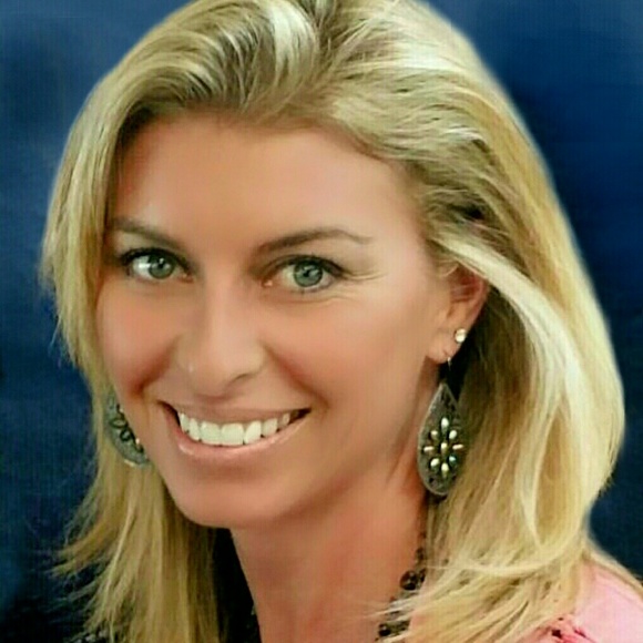 Profile Picture of Amber Schultz (@ambernschultz) on Poshmark