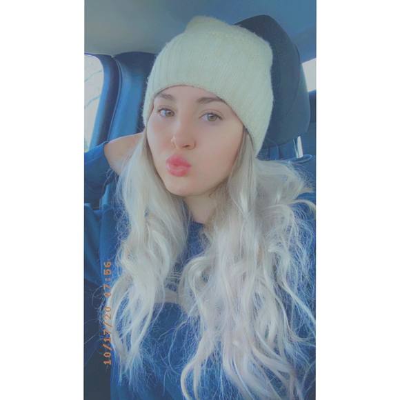 Profile Picture of Kylee Bell (@kyeb117) on Poshmark