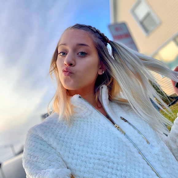 Profile Picture of Ashley Sexton (@ashleyyy1305) on Poshmark