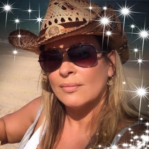 Profile Picture of Lori Parrales (@ilovevinmas0128) on Poshmark